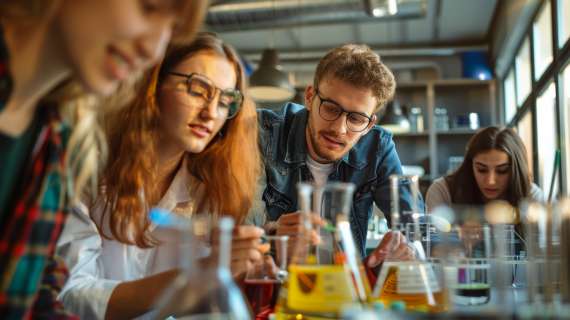 Se convocan 2.111 Becas de Colaboración en Departamentos universitarios para el curso académico 2026-2027, destinadas a estudiantes matriculados en el último curso de Grado o en primer curso de Máster oficiales universitarios.
